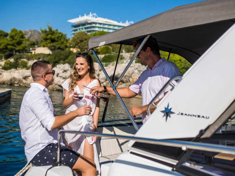 Jeanneau Leader 30 między profesjonalistami a osobami prywatnymi w Dubrownik