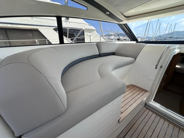 Wynajem Motorówka Princess z patentem 