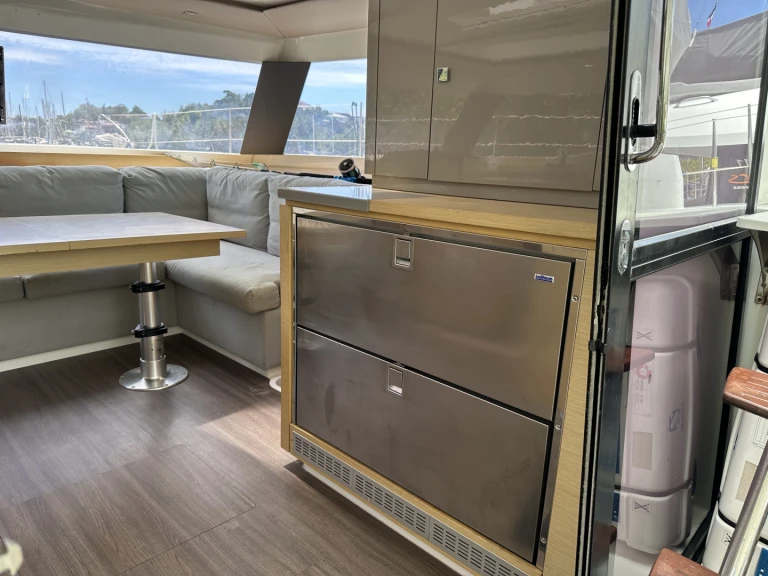 Wynajem Katamaran Fountaine Pajot z patentem 