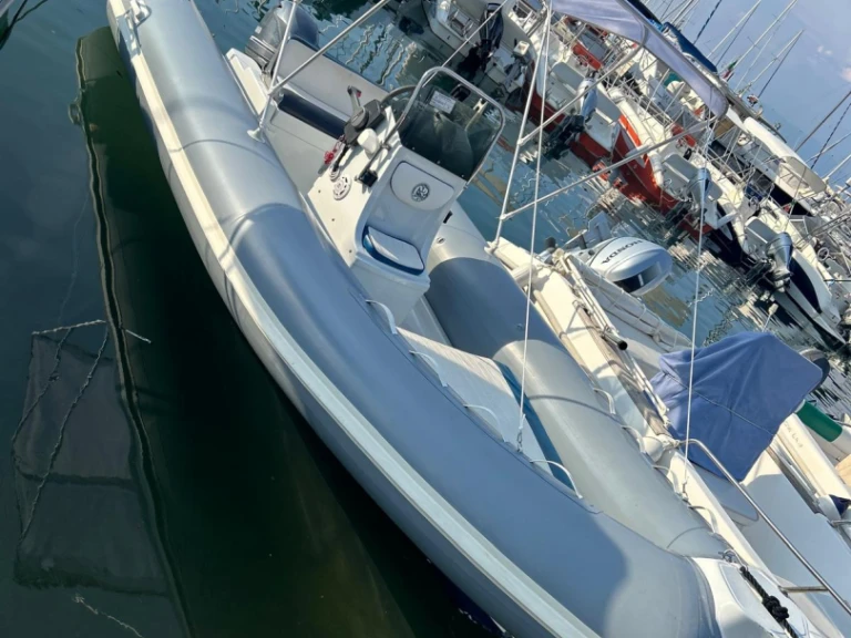 Wynajmij Łódż półsztywna z lub bez skippera AQUA w Włochy
