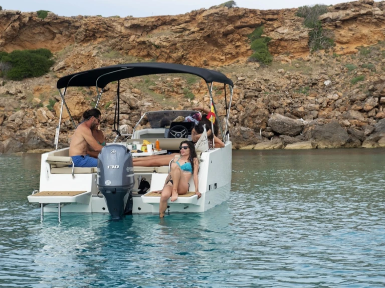 Nuva Nuva M6 między profesjonalistami a osobami prywatnymi w Fornells