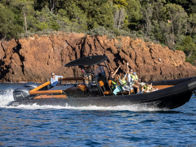 Narwhal Fast 1100 między profesjonalistami a osobami prywatnymi w Mandelieu-la-Napoule