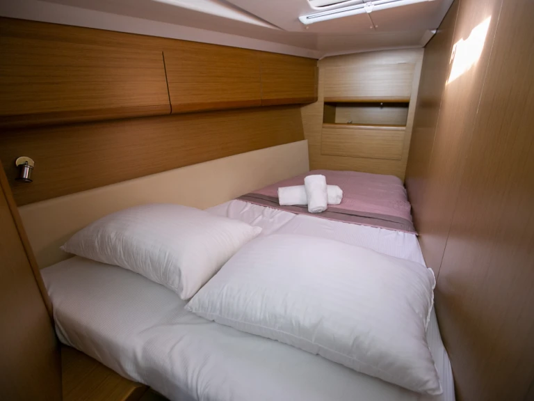 Wynajmij Jeanneau Sun Odyssey 49i w Skiathos