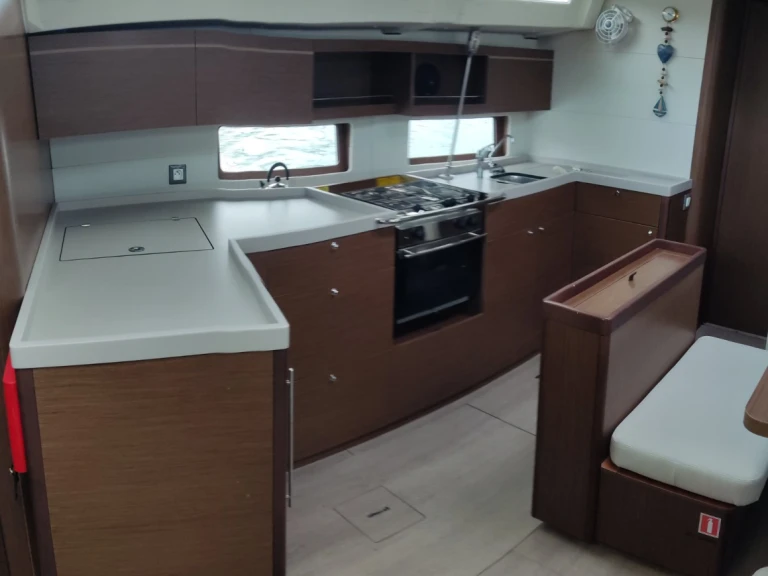 Wynajem Żaglowiec Bénéteau z patentem 