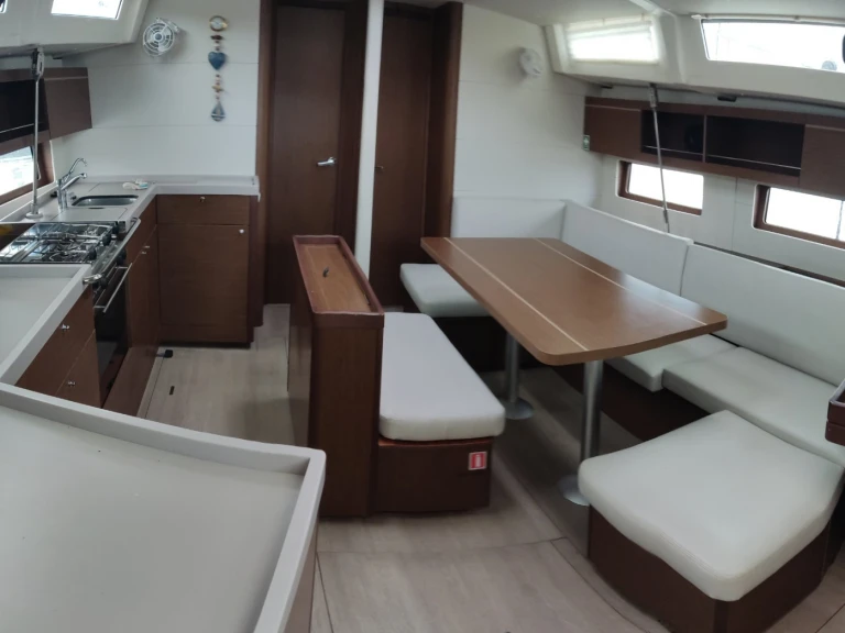 Bénéteau Oceanis 46.1 między profesjonalistami a osobami prywatnymi w Plataniás