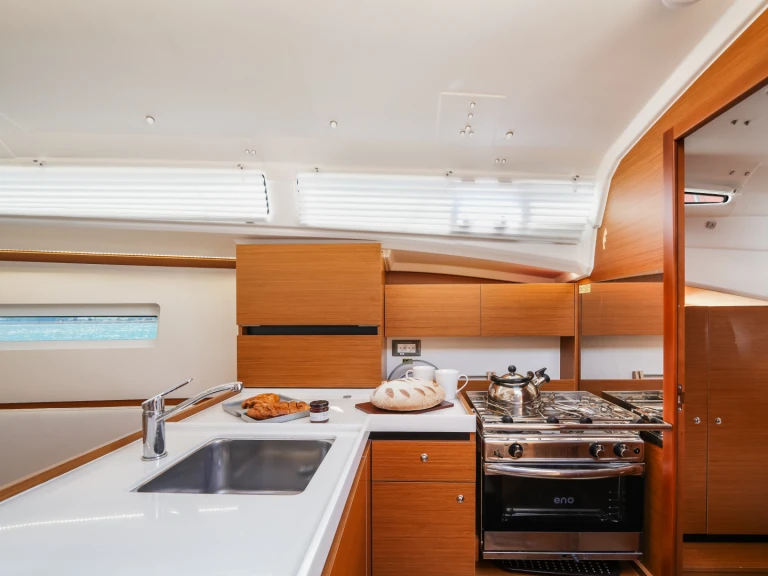 Wynajem Żaglowiec Jeanneau z patentem 