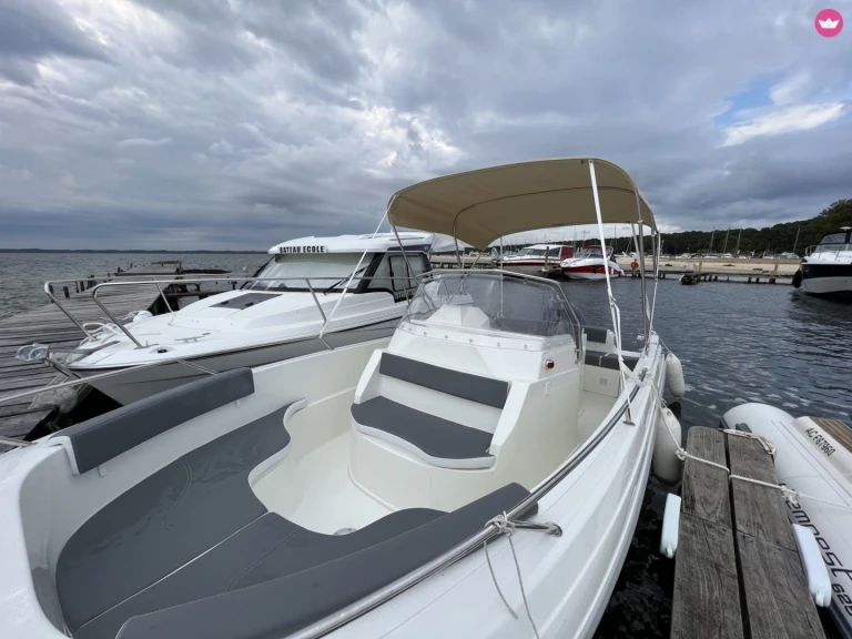 Wynajem Motorówka Pacific Craft z patentem 