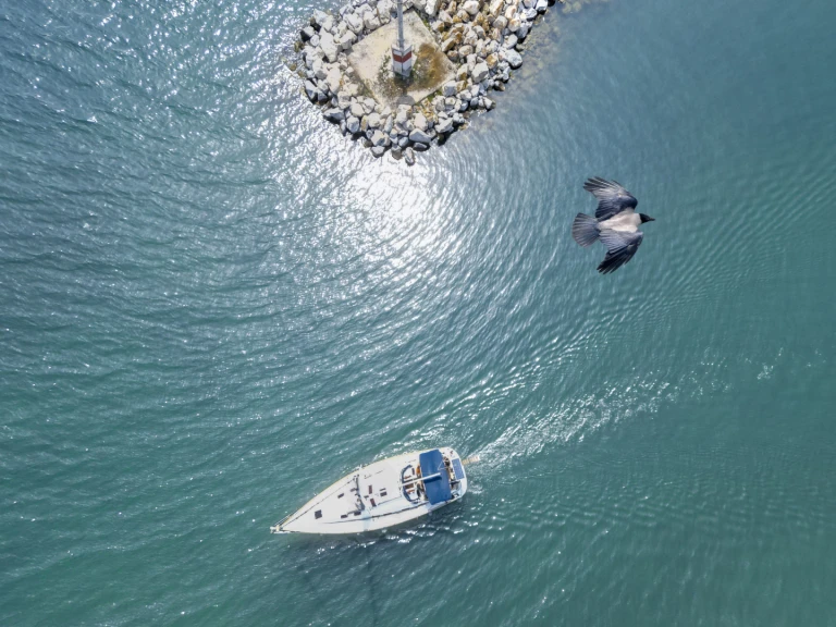 Bavaria Cruiser 46 między profesjonalistami a osobami prywatnymi w Palioúri