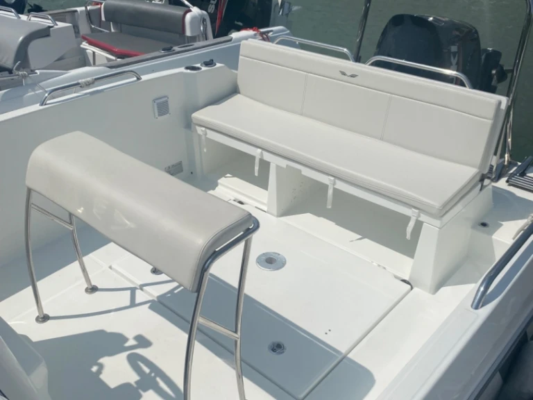 Bénéteau Flyer 7 SPACEdeck między profesjonalistami a osobami prywatnymi w La Baule-Escoublac