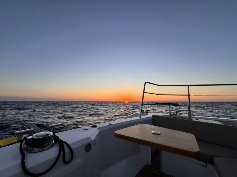 Fountaine Pajot Cumberland 44 między profesjonalistami a osobami prywatnymi w Golfe-Juan