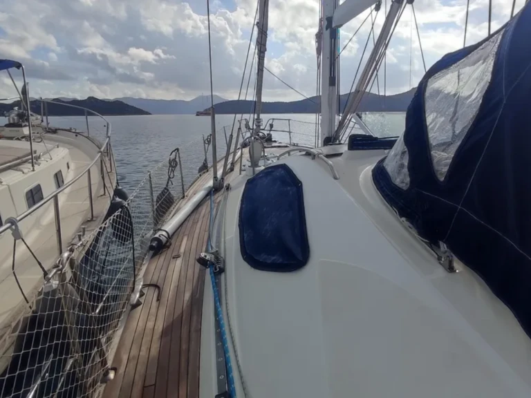 Jeanneau Sun Odyssey 54 DS między profesjonalistami a osobami prywatnymi w Syros Port