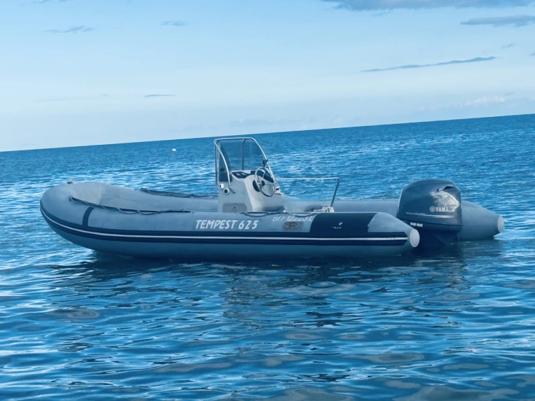 Wynajem Łódż półsztywna w Pinarellu - Capelli Tempest 625 work