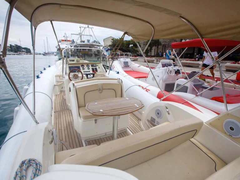 Łódż półsztywna do wynajmu w Medulin w najlepszej cenie