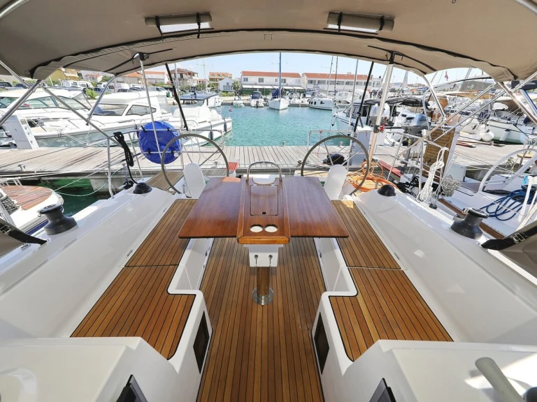 Wynajem Żaglowiec Bavaria z patentem 