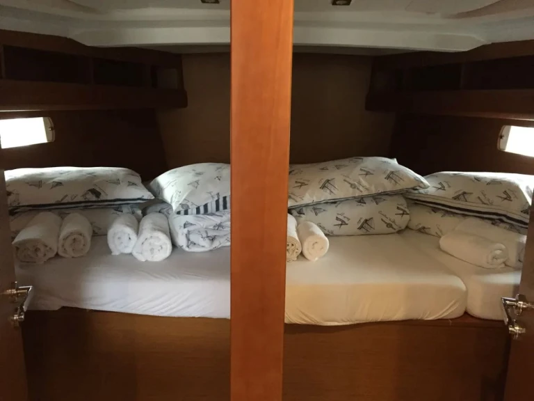 Jeanneau Sun Odyssey 479 między profesjonalistami a osobami prywatnymi w Donji Seget