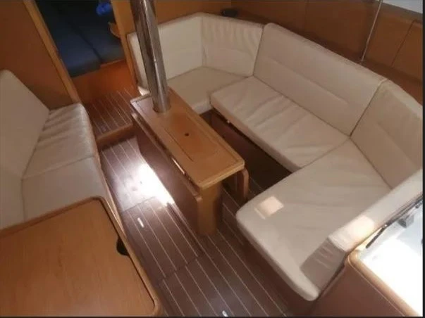 Jeanneau Sun Odyssey 36i między profesjonalistami a osobami prywatnymi w Lefkáda