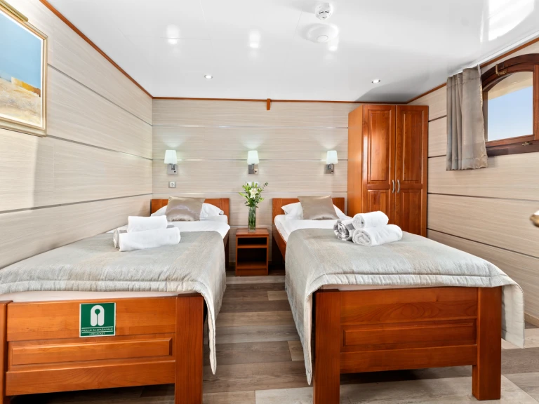 Wynajem łodzi Split tanio Motoryacht Karizma