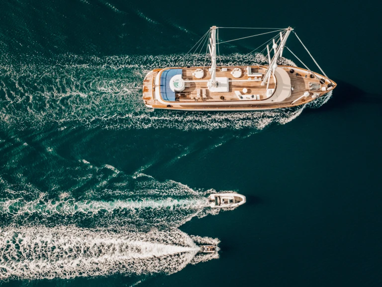  Motoryacht Maxita między profesjonalistami a osobami prywatnymi w Split