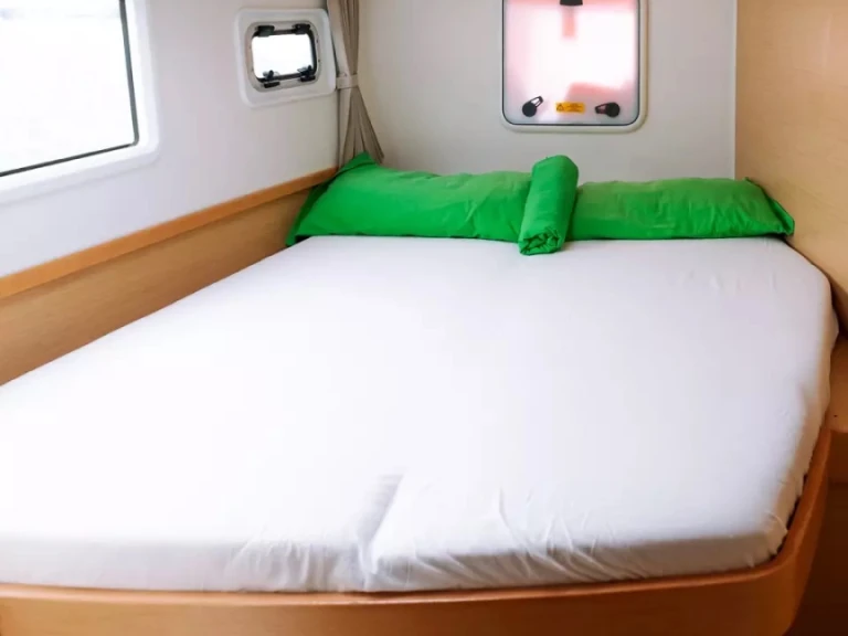 Wynajem Katamaran Lagoon z patentem 