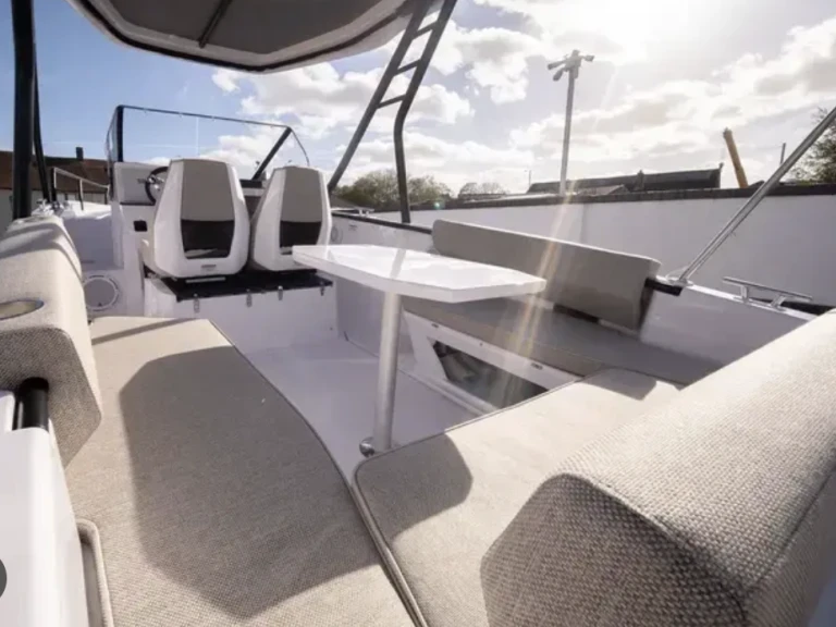 Motorówka do wynajmu w Santa Eularia des Riu w najlepszej cenie