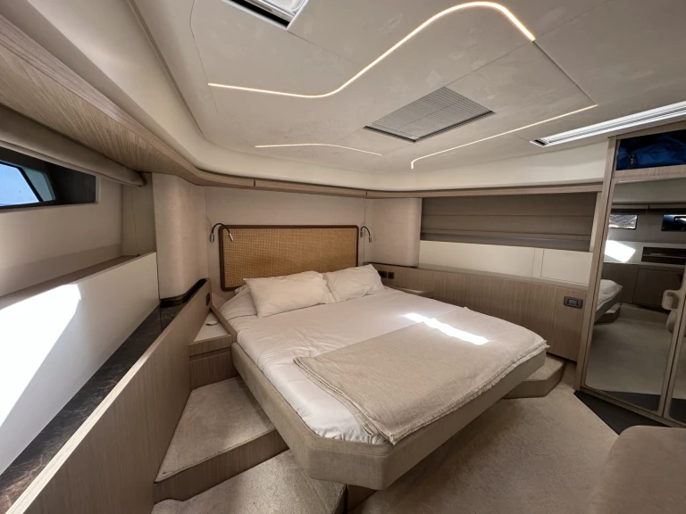 Wynajmij Prestige Yachts F49 w Santa Eularia des Riu