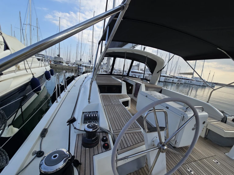 Bénéteau Oceanis 51.1 między profesjonalistami a osobami prywatnymi w Alimos