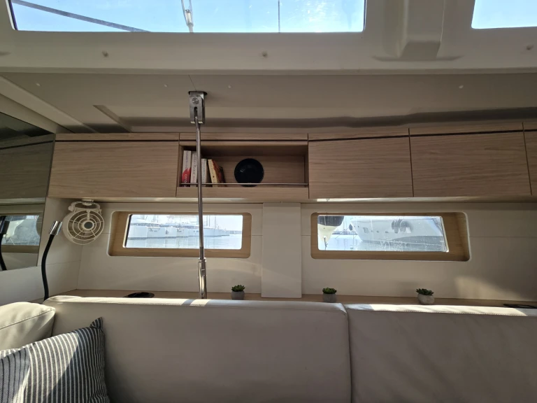 Wynajmij Bénéteau Oceanis 51.1 w Alimos