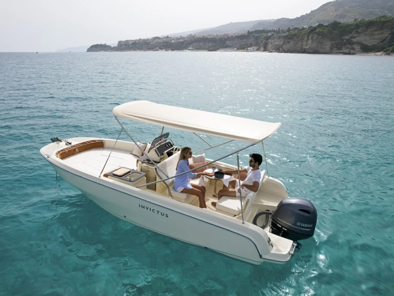 Invictus  200SX między profesjonalistami a osobami prywatnymi w Fornells