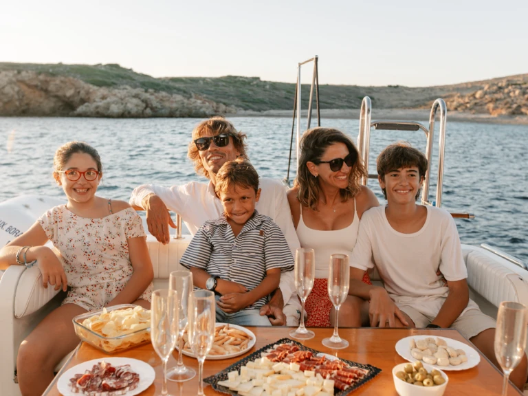 Wynajem Motorówka Fairline z patentem 