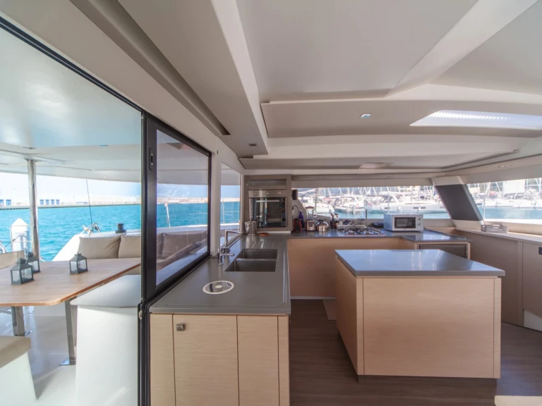 Fountaine Pajot Saba 50 między profesjonalistami a osobami prywatnymi w Capo d'Orlando