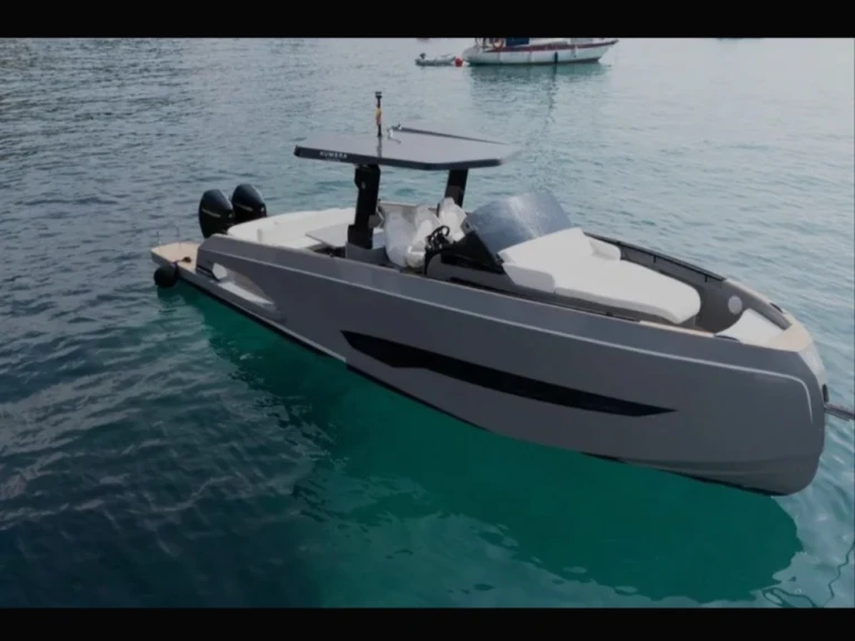 KUMBRA Kumbra 34 między profesjonalistami a osobami prywatnymi w Mykonos Port