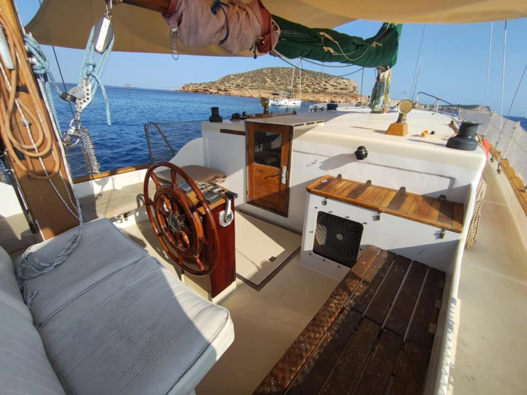 Żaglowiec do wynajmu w Sant Antoni de Portmany w najlepszej cenie