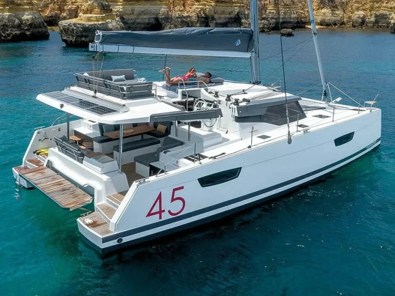Wynajem Katamaran Fountaine Pajot z patentem 
