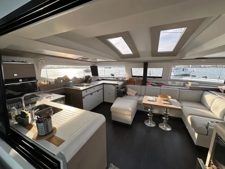 Fountaine Pajot Elba 45 między profesjonalistami a osobami prywatnymi w Cogolin