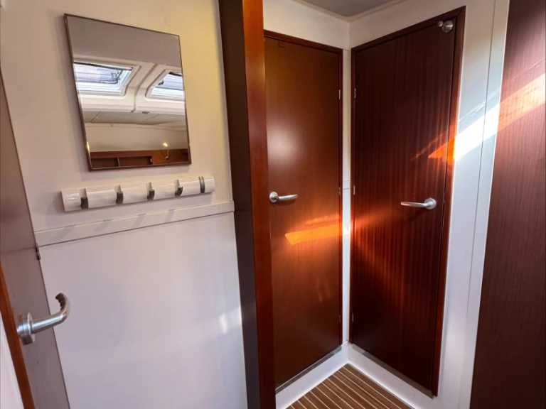 Hanse Hanse 505 między profesjonalistami a osobami prywatnymi w Port Grimaud