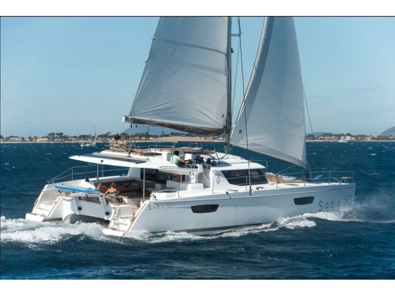 Fountaine Pajot Saba 50 między profesjonalistami a osobami prywatnymi w Cogolin