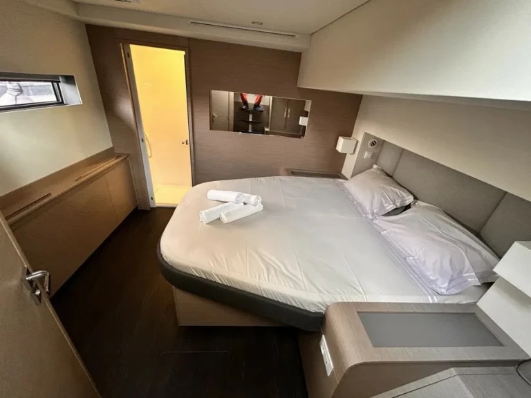 Wynajem Katamaran Fountaine Pajot z patentem 