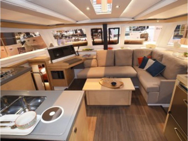 Fountaine Pajot Lucia 40 między profesjonalistami a osobami prywatnymi w Port Grimaud