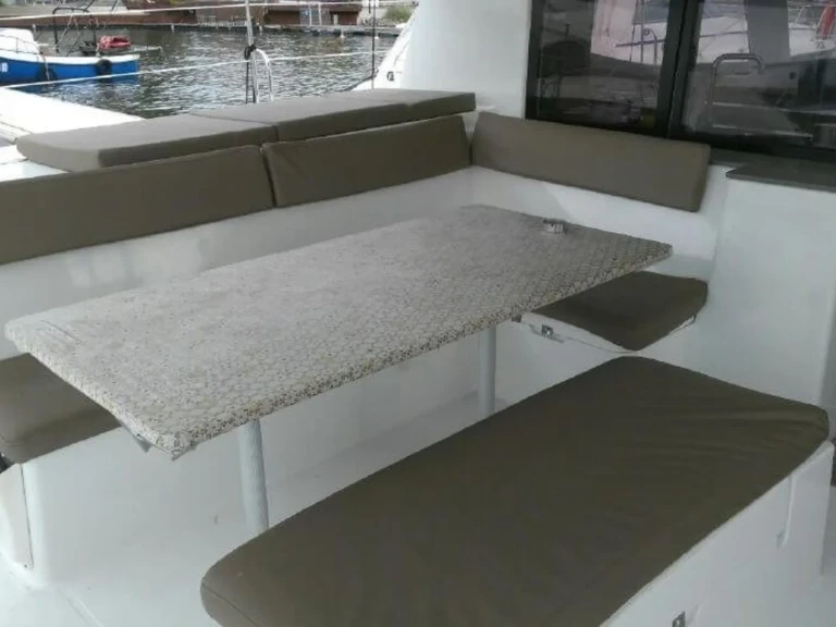 Fountaine Pajot Helia 44 między profesjonalistami a osobami prywatnymi w Cogolin