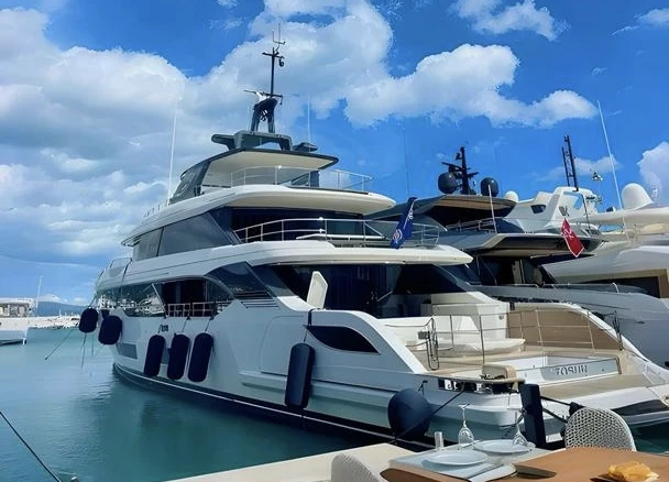 Wynajmij Benetti Yachts (Italie Oasis 40M w Francja