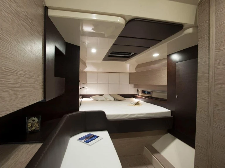 Wynajem Łódż półsztywna Sacs z patentem 