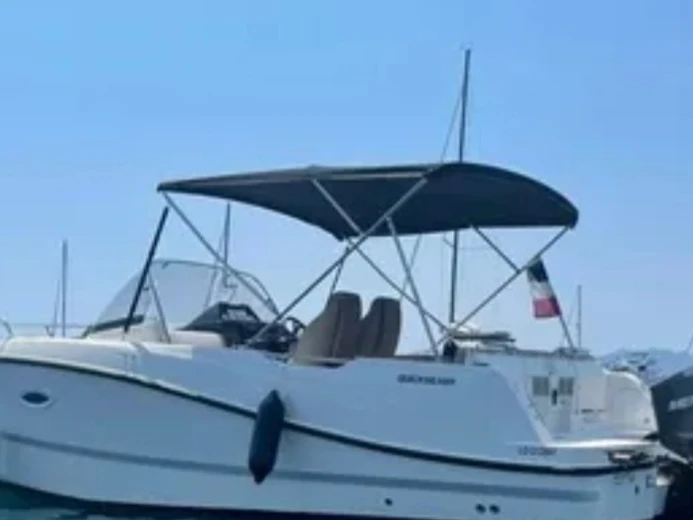 Quicksilver Activ 755 Sundeck między profesjonalistami a osobami prywatnymi w Hyeres