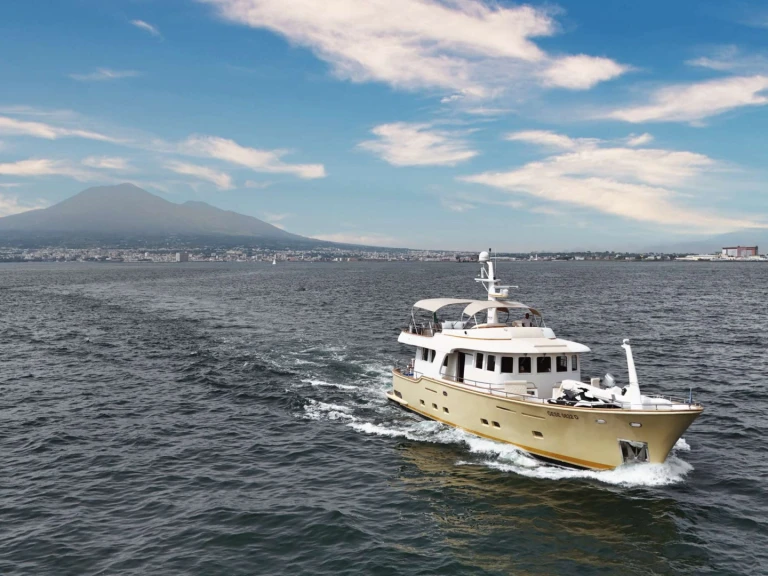 Terranova Yachts AZUR między profesjonalistami a osobami prywatnymi w Castellammare di Stabia