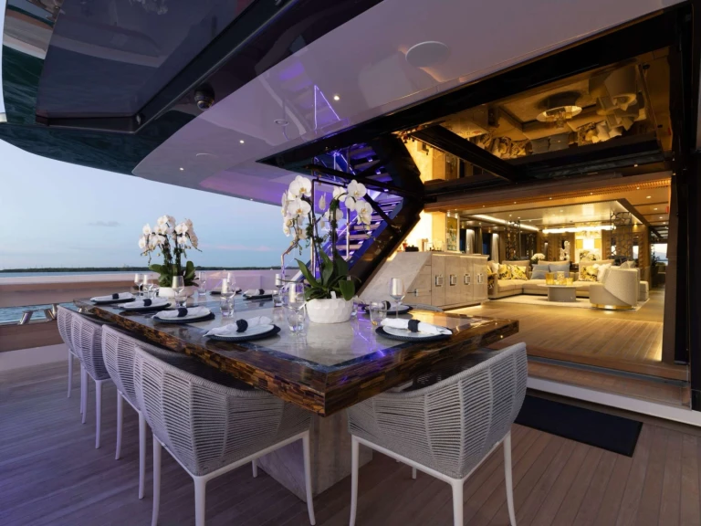 Ferretti Never Blue między profesjonalistami a osobami prywatnymi w Miami