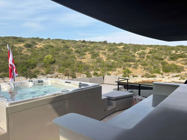 Luksusowy jacht do wynajmu w Ateny w najlepszej cenie