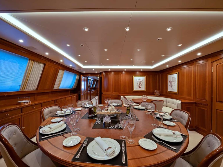 Perini Navi JASALI  II między profesjonalistami a osobami prywatnymi w La Spezia