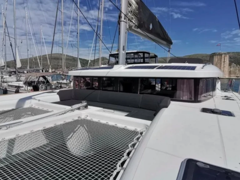 Lagoon Lagoon 450 między profesjonalistami a osobami prywatnymi w Figari