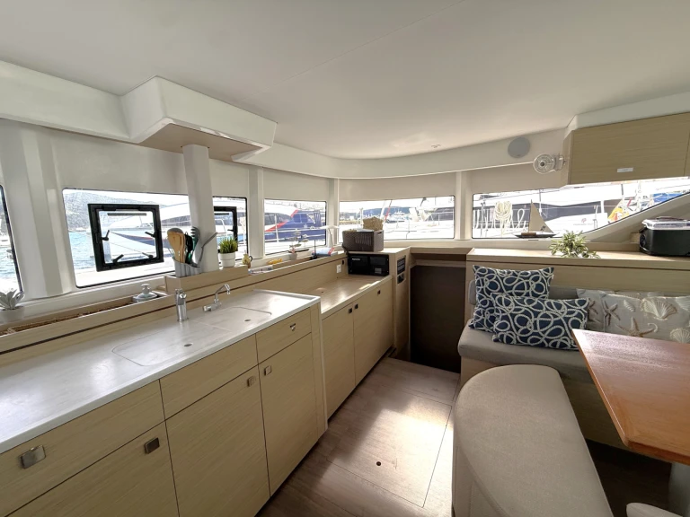 Wynajem Katamaran Lagoon z patentem 