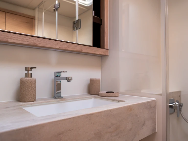 Wynajem Katamaran Lagoon z patentem 