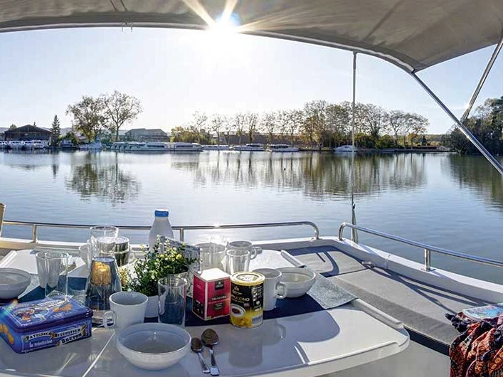 Le Boat Horizon 2 między profesjonalistami a osobami prywatnymi w Homps